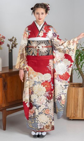 赤地に四季の花と金駒刺繡